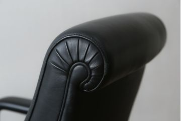中古　イタリア　Poltrona Frau(ポルトローナフラウ)　Forum (フォーラム)　Meeting(ミーティング)モデル　スタイリッシュなオフィスチェア(アームチェア、デスクチェア、ミーティングチェア、回転椅子、イス)(定価約50万円・現行品の定価約100万円)(R-083015)