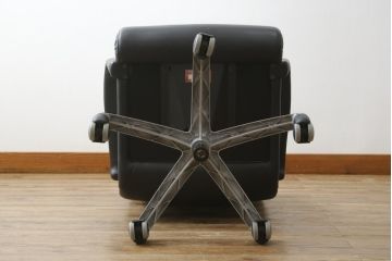中古　イタリア　Poltrona Frau(ポルトローナフラウ)　Forum (フォーラム)　Meeting(ミーティング)モデル　スタイリッシュなオフィスチェア(アームチェア、デスクチェア、ミーティングチェア、回転椅子、イス)(定価約50万円・現行品の定価約100万円)(R-083015)