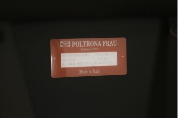 中古　イタリア　Poltrona Frau(ポルトローナフラウ)　Forum (フォーラム)　Meeting(ミーティング)モデル　スタイリッシュなオフィスチェア(アームチェア、デスクチェア、ミーティングチェア、回転椅子、イス)(定価約50万円・現行品の定価約100万円)(R-083015)