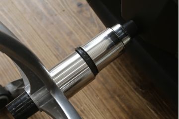 中古　イタリア　Poltrona Frau(ポルトローナフラウ)　Forum (フォーラム)　Meeting(ミーティング)モデル　スタイリッシュなオフィスチェア(アームチェア、デスクチェア、ミーティングチェア、回転椅子、イス)(定価約50万円・現行品の定価約100万円)(R-083015)