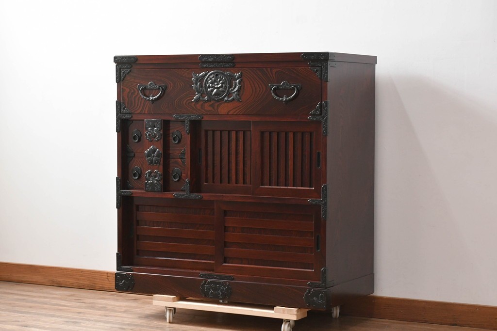 中古　超美品　岩谷堂箪笥　「菊幸」　漆塗り　重厚感ある金具が上品な雰囲気!!こったデザインの帳場箪笥　定価約60万円　(R-083016)