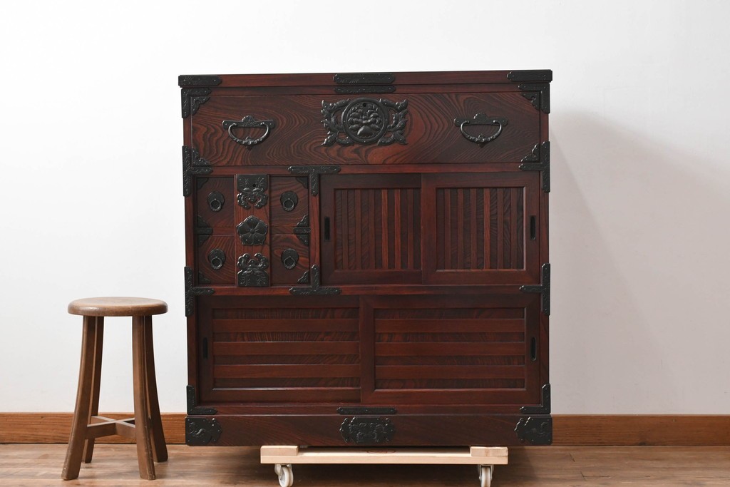 中古　超美品　岩谷堂箪笥　「菊幸」　漆塗り　重厚感ある金具が上品な雰囲気!!こったデザインの帳場箪笥　定価約60万円　(R-083016)