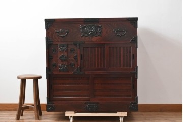 中古　超美品　岩谷堂箪笥　「菊幸」　漆塗り　重厚感ある金具が上品な雰囲気!!こったデザインの帳場箪笥　定価約60万円　(R-083016)