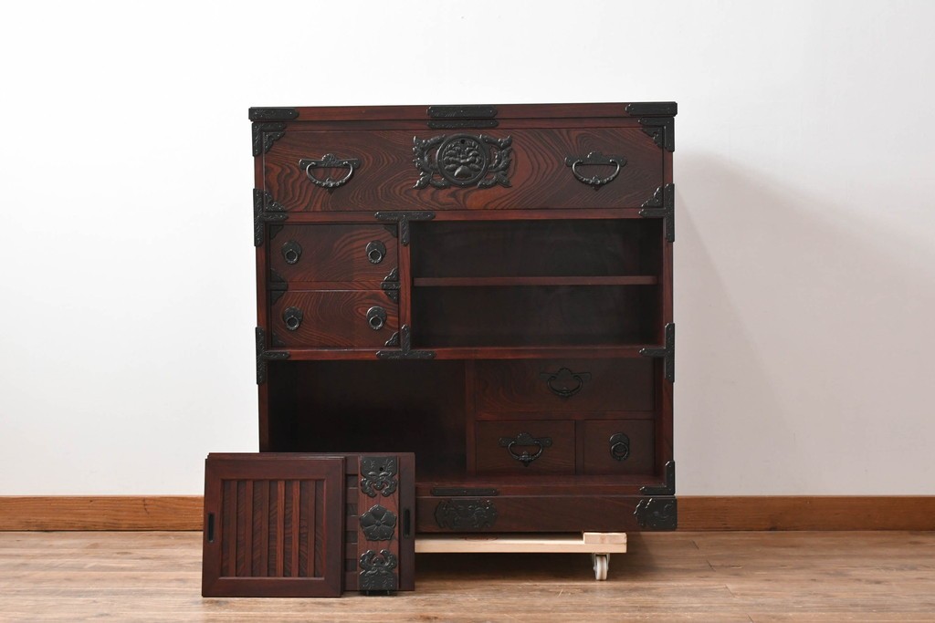 中古　超美品　岩谷堂箪笥　「菊幸」　漆塗り　重厚感ある金具が上品な雰囲気!!こったデザインの帳場箪笥　定価約60万円　(R-083016)