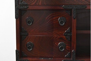 中古　超美品　岩谷堂箪笥　「菊幸」　漆塗り　重厚感ある金具が上品な雰囲気!!こったデザインの帳場箪笥　定価約60万円　(R-083016)