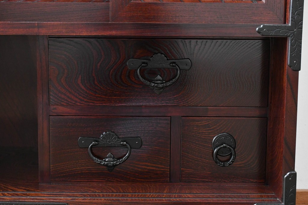 中古　超美品　岩谷堂箪笥　「菊幸」　漆塗り　重厚感ある金具が上品な雰囲気!!こったデザインの帳場箪笥　定価約60万円　(R-083016)