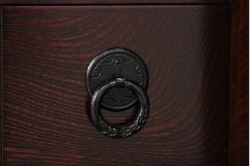 中古　超美品　岩谷堂箪笥　「菊幸」　漆塗り　重厚感ある金具が上品な雰囲気!!こったデザインの帳場箪笥　定価約60万円　(R-083016)