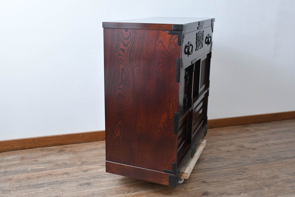 中古　超美品　岩谷堂箪笥　「菊幸」　漆塗り　重厚感ある金具が上品な雰囲気!!こったデザインの帳場箪笥　定価約60万円　(R-083016)