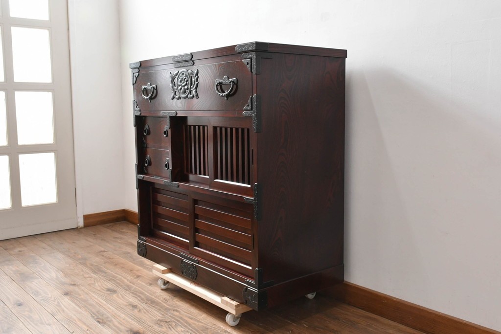 中古　超美品　岩谷堂箪笥　「菊幸」　漆塗り　重厚感ある金具が上品な雰囲気!!こったデザインの帳場箪笥　定価約60万円　(R-083016)