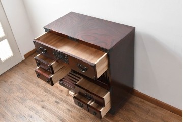 中古　超美品　岩谷堂箪笥　「菊幸」　漆塗り　重厚感ある金具が上品な雰囲気!!こったデザインの帳場箪笥　定価約60万円　(R-083016)