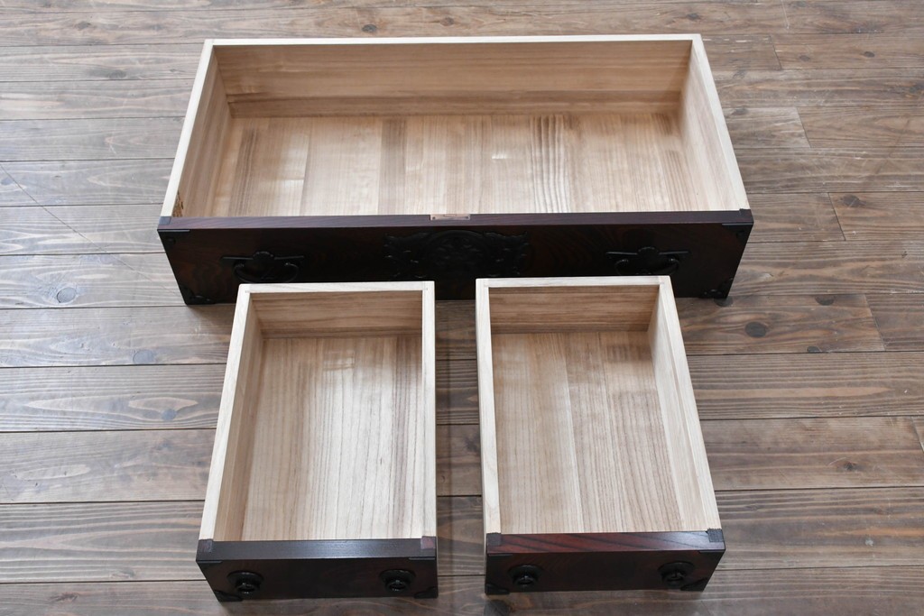 中古　超美品　岩谷堂箪笥　「菊幸」　漆塗り　重厚感ある金具が上品な雰囲気!!こったデザインの帳場箪笥　定価約60万円　(R-083016)