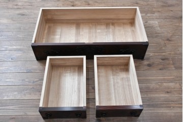 中古　超美品　岩谷堂箪笥　「菊幸」　漆塗り　重厚感ある金具が上品な雰囲気!!こったデザインの帳場箪笥　定価約60万円　(R-083016)