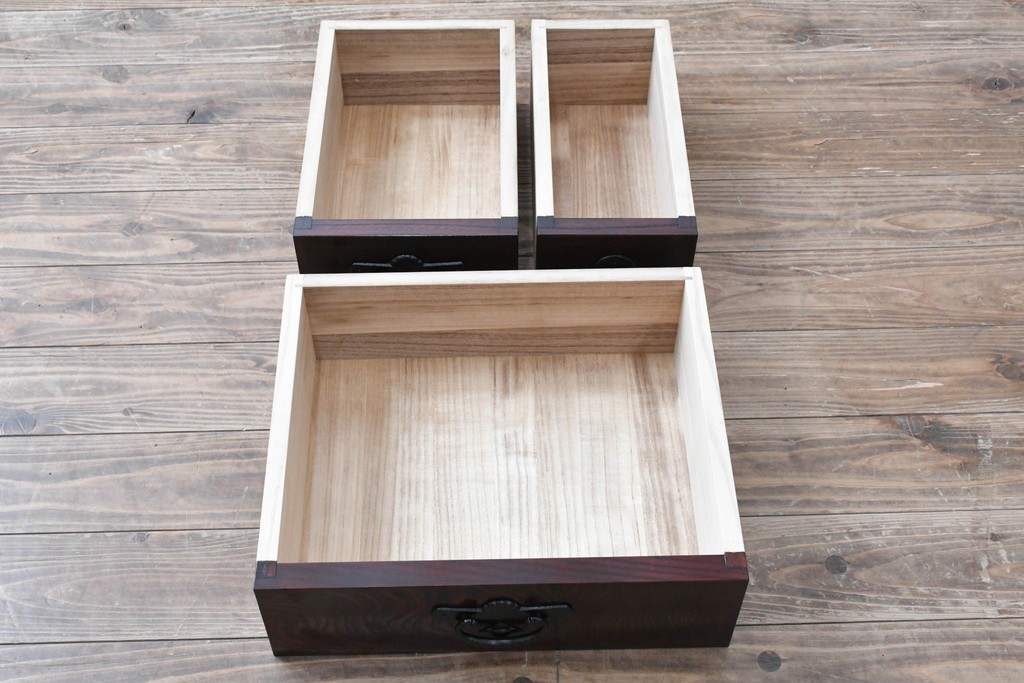 中古　超美品　岩谷堂箪笥　「菊幸」　漆塗り　重厚感ある金具が上品な雰囲気!!こったデザインの帳場箪笥　定価約60万円　(R-083016)