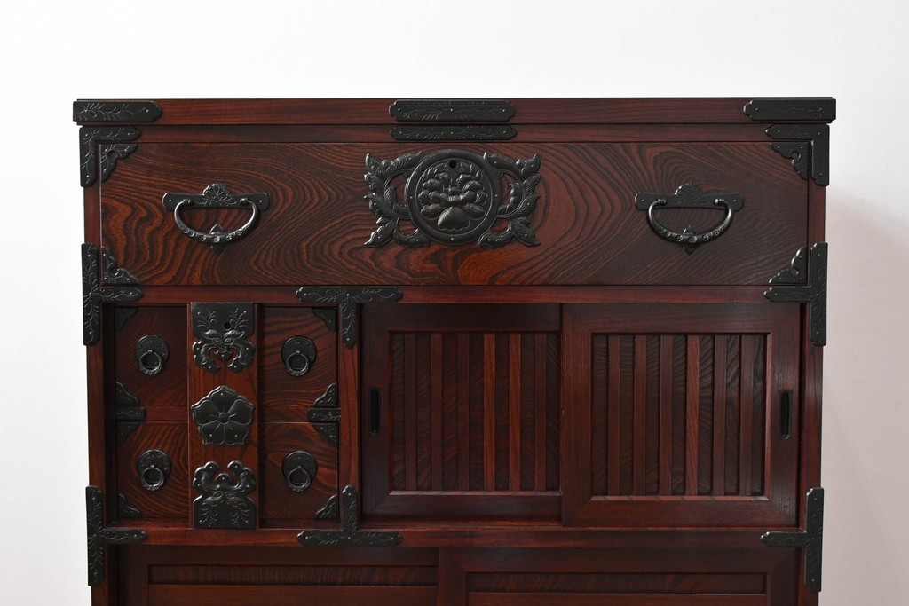 中古　超美品　岩谷堂箪笥　「菊幸」　漆塗り　重厚感ある金具が上品な雰囲気!!こったデザインの帳場箪笥　定価約60万円　(R-083016)