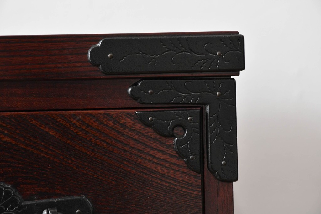 中古　超美品　岩谷堂箪笥　「菊幸」　漆塗り　重厚感ある金具が上品な雰囲気!!こったデザインの帳場箪笥　定価約60万円　(R-083016)