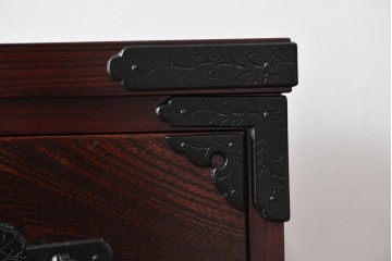 中古　超美品　岩谷堂箪笥　「菊幸」　漆塗り　重厚感ある金具が上品な雰囲気!!こったデザインの帳場箪笥　定価約60万円　(R-083016)