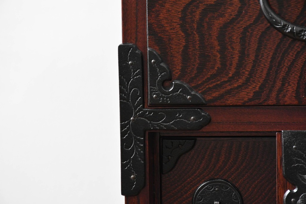 中古　超美品　岩谷堂箪笥　「菊幸」　漆塗り　重厚感ある金具が上品な雰囲気!!こったデザインの帳場箪笥　定価約60万円　(R-083016)