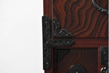 中古　超美品　岩谷堂箪笥　「菊幸」　漆塗り　重厚感ある金具が上品な雰囲気!!こったデザインの帳場箪笥　定価約60万円　(R-083016)