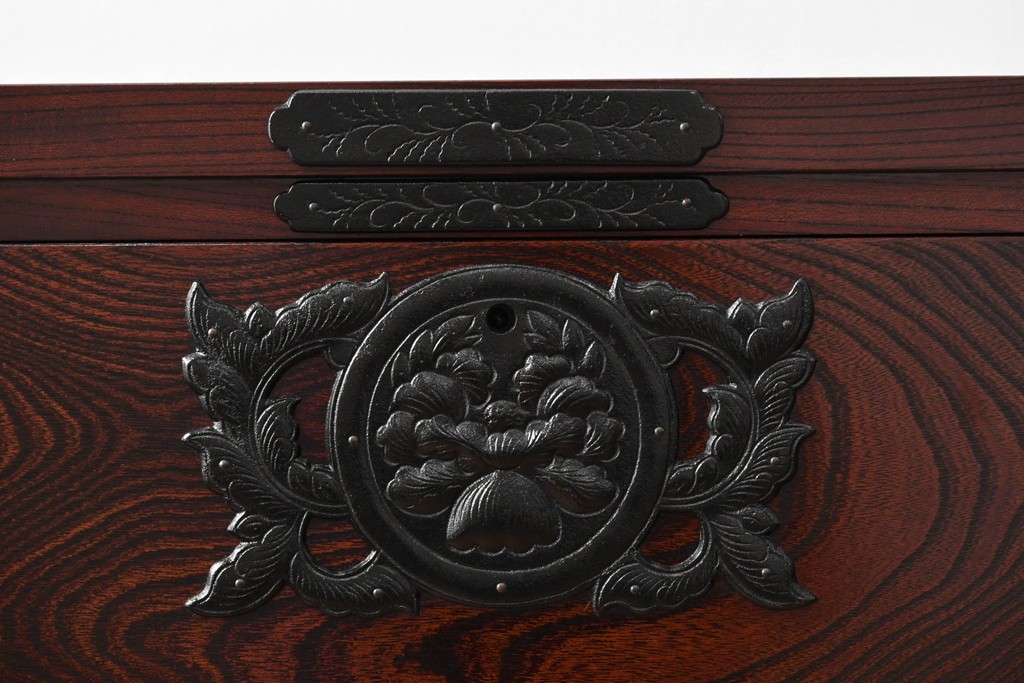 中古　超美品　岩谷堂箪笥　「菊幸」　漆塗り　重厚感ある金具が上品な雰囲気!!こったデザインの帳場箪笥　定価約60万円　(R-083016)