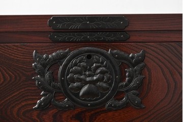 中古　超美品　岩谷堂箪笥　「菊幸」　漆塗り　重厚感ある金具が上品な雰囲気!!こったデザインの帳場箪笥　定価約60万円　(R-083016)