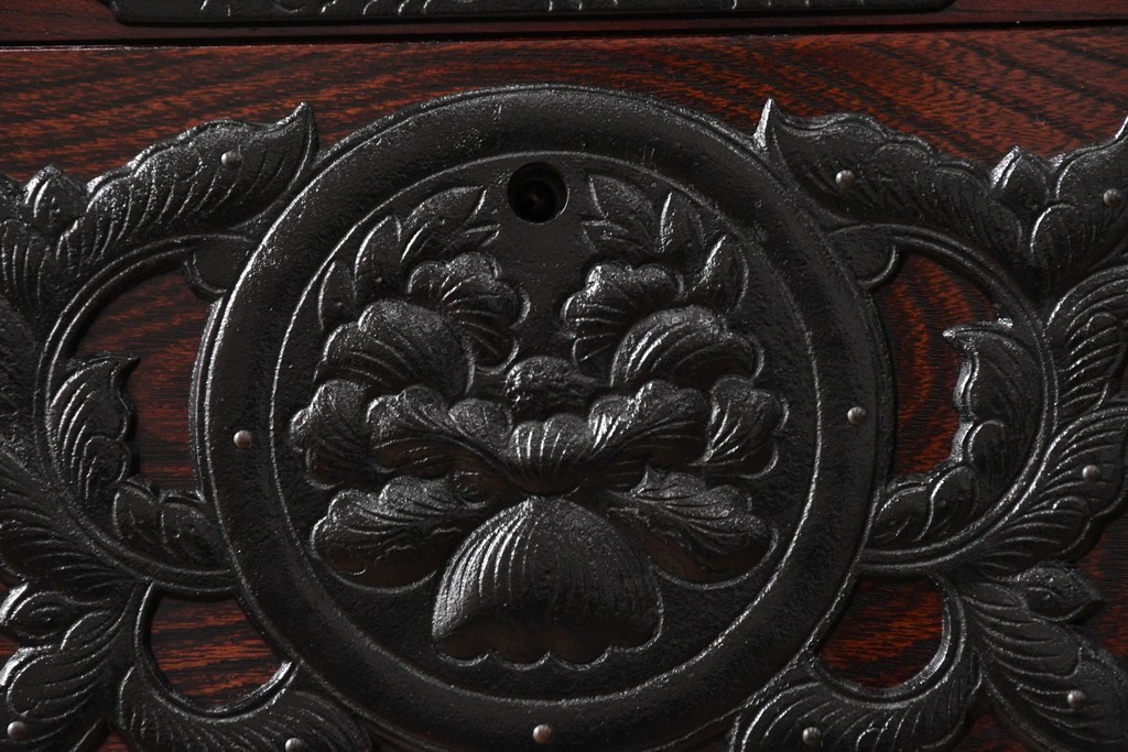 中古　超美品　岩谷堂箪笥　「菊幸」　漆塗り　重厚感ある金具が上品な雰囲気!!こったデザインの帳場箪笥　定価約60万円　(R-083016)