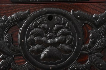 中古　超美品　岩谷堂箪笥　「菊幸」　漆塗り　重厚感ある金具が上品な雰囲気!!こったデザインの帳場箪笥　定価約60万円　(R-083016)