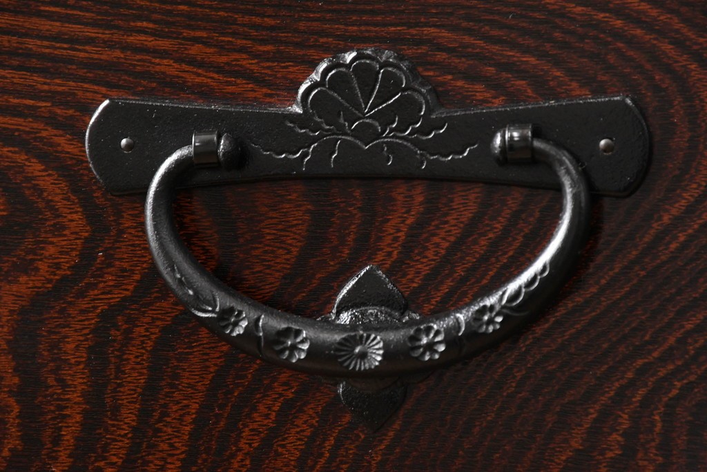 中古　超美品　岩谷堂箪笥　「菊幸」　漆塗り　重厚感ある金具が上品な雰囲気!!こったデザインの帳場箪笥　定価約60万円　(R-083016)