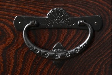 中古　超美品　岩谷堂箪笥　「菊幸」　漆塗り　重厚感ある金具が上品な雰囲気!!こったデザインの帳場箪笥　定価約60万円　(R-083016)