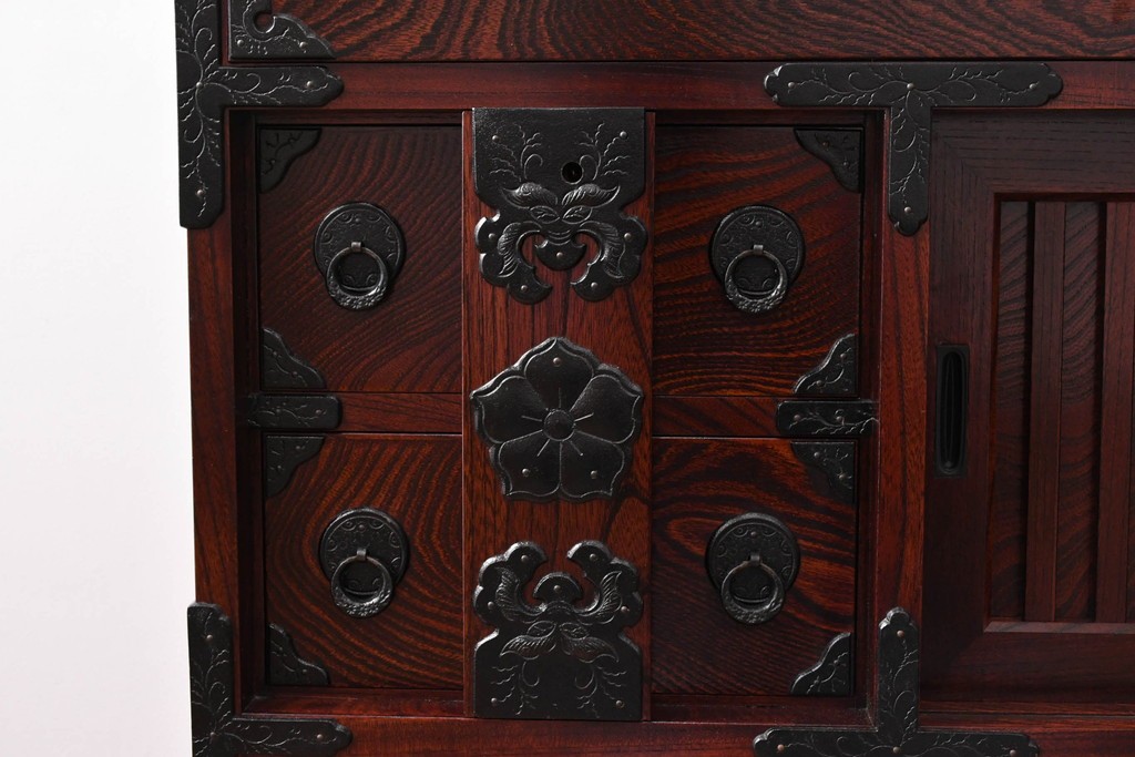 中古　超美品　岩谷堂箪笥　「菊幸」　漆塗り　重厚感ある金具が上品な雰囲気!!こったデザインの帳場箪笥　定価約60万円　(R-083016)