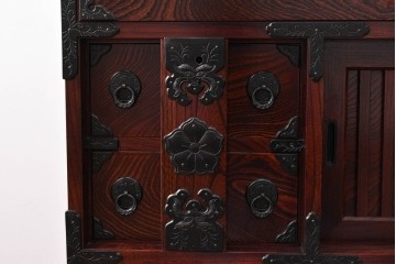 中古　超美品　岩谷堂箪笥　「菊幸」　漆塗り　重厚感ある金具が上品な雰囲気!!こったデザインの帳場箪笥　定価約60万円　(R-083016)