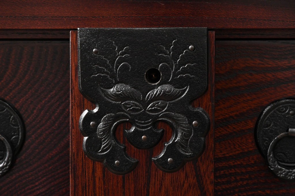 中古　超美品　岩谷堂箪笥　「菊幸」　漆塗り　重厚感ある金具が上品な雰囲気!!こったデザインの帳場箪笥　定価約60万円　(R-083016)