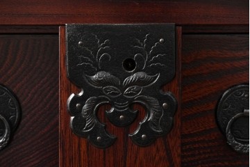 中古　超美品　岩谷堂箪笥　「菊幸」　漆塗り　重厚感ある金具が上品な雰囲気!!こったデザインの帳場箪笥　定価約60万円　(R-083016)