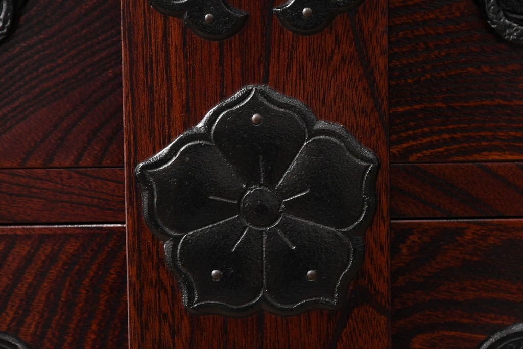 中古　超美品　岩谷堂箪笥　「菊幸」　漆塗り　重厚感ある金具が上品な雰囲気!!こったデザインの帳場箪笥　定価約60万円　(R-083016)