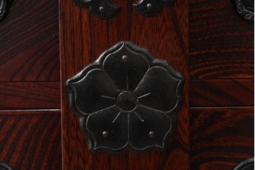 中古　超美品　岩谷堂箪笥　「菊幸」　漆塗り　重厚感ある金具が上品な雰囲気!!こったデザインの帳場箪笥　定価約60万円　(R-083016)