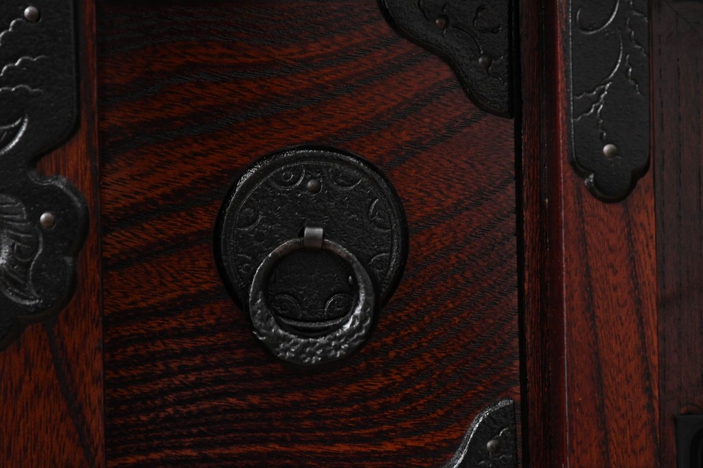 中古　超美品　岩谷堂箪笥　「菊幸」　漆塗り　重厚感ある金具が上品な雰囲気!!こったデザインの帳場箪笥　定価約60万円　(R-083016)