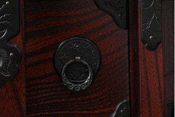 中古　超美品　岩谷堂箪笥　「菊幸」　漆塗り　重厚感ある金具が上品な雰囲気!!こったデザインの帳場箪笥　定価約60万円　(R-083016)