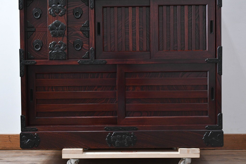 中古　超美品　岩谷堂箪笥　「菊幸」　漆塗り　重厚感ある金具が上品な雰囲気!!こったデザインの帳場箪笥　定価約60万円　(R-083016)