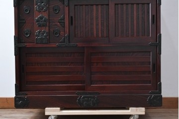 中古　超美品　岩谷堂箪笥　「菊幸」　漆塗り　重厚感ある金具が上品な雰囲気!!こったデザインの帳場箪笥　定価約60万円　(R-083016)