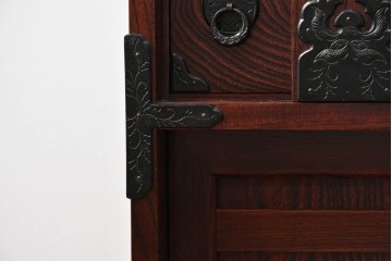 中古　超美品　岩谷堂箪笥　「菊幸」　漆塗り　重厚感ある金具が上品な雰囲気!!こったデザインの帳場箪笥　定価約60万円　(R-083016)