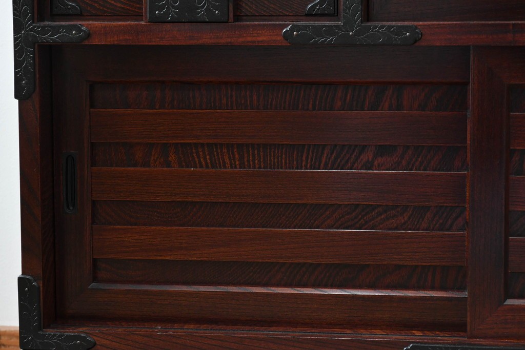 中古　超美品　岩谷堂箪笥　「菊幸」　漆塗り　重厚感ある金具が上品な雰囲気!!こったデザインの帳場箪笥　定価約60万円　(R-083016)