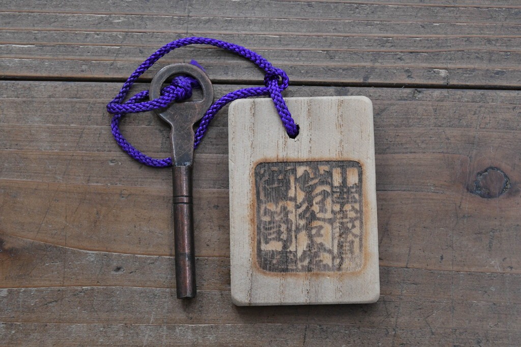 中古　超美品　岩谷堂箪笥　「菊幸」　漆塗り　重厚感ある金具が上品な雰囲気!!こったデザインの帳場箪笥　定価約60万円　(R-083016)