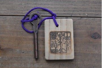 中古　超美品　岩谷堂箪笥　「菊幸」　漆塗り　重厚感ある金具が上品な雰囲気!!こったデザインの帳場箪笥　定価約60万円　(R-083016)