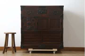 中古　超美品　岩谷堂箪笥　「菊幸」　漆塗り　重厚感ある金具が上品な雰囲気!!こったデザインの帳場箪笥(和箪笥、収納タンス、整理たんす、引き出し、店舗什器)(定価約60万円)(R-083016)