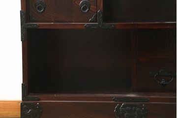 中古　超美品　岩谷堂箪笥　「菊幸」　漆塗り　重厚感ある金具が上品な雰囲気!!こったデザインの帳場箪笥(和箪笥、収納タンス、整理たんす、引き出し、店舗什器)(定価約60万円)(R-083016)