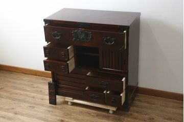 中古　超美品　岩谷堂箪笥　「菊幸」　漆塗り　重厚感ある金具が上品な雰囲気!!こったデザインの帳場箪笥(和箪笥、収納タンス、整理たんす、引き出し、店舗什器)(定価約60万円)(R-083016)