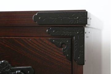 中古　超美品　岩谷堂箪笥　「菊幸」　漆塗り　重厚感ある金具が上品な雰囲気!!こったデザインの帳場箪笥(和箪笥、収納タンス、整理たんす、引き出し、店舗什器)(定価約60万円)(R-083016)