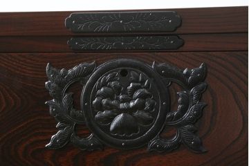 中古　超美品　岩谷堂箪笥　「菊幸」　漆塗り　重厚感ある金具が上品な雰囲気!!こったデザインの帳場箪笥(和箪笥、収納タンス、整理たんす、引き出し、店舗什器)(定価約60万円)(R-083016)