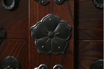 中古　超美品　岩谷堂箪笥　「菊幸」　漆塗り　重厚感ある金具が上品な雰囲気!!こったデザインの帳場箪笥(和箪笥、収納タンス、整理たんす、引き出し、店舗什器)(定価約60万円)(R-083016)