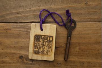 中古　超美品　岩谷堂箪笥　「菊幸」　漆塗り　重厚感ある金具が上品な雰囲気!!こったデザインの帳場箪笥(和箪笥、収納タンス、整理たんす、引き出し、店舗什器)(定価約60万円)(R-083016)