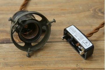 和製アンティーク　シンプルでありながらレトロな雰囲気を醸し出す平笠照明　(R-083020)